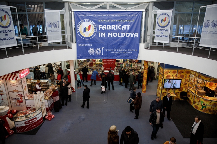 FOTOREPORT de la expoziţa "Fabricat în Moldova". Vizitatorii pot cumpăra obiecte la un preţ redus