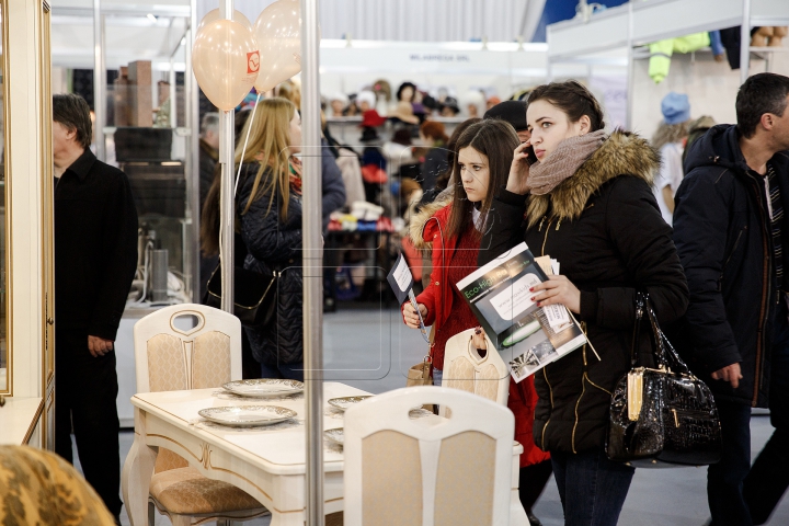 FOTOREPORT de la expoziţa "Fabricat în Moldova". Vizitatorii pot cumpăra obiecte la un preţ redus