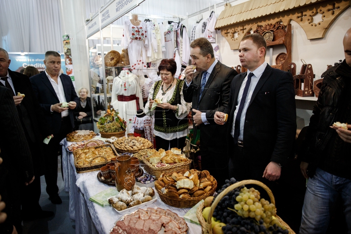 FOTOREPORT de la expoziţa "Fabricat în Moldova". Vizitatorii pot cumpăra obiecte la un preţ redus