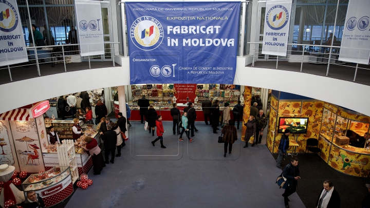 FOTOREPORT de la expoziţa "Fabricat în Moldova". Vizitatorii pot cumpăra obiecte la un preţ redus