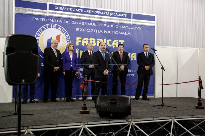 FOTOREPORT de la expoziţa "Fabricat în Moldova". Vizitatorii pot cumpăra obiecte la un preţ redus