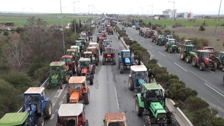 În ATENŢIA celor care pleacă în Grecia. Protestatarii au blocat ACESTE drumuri şi intrări