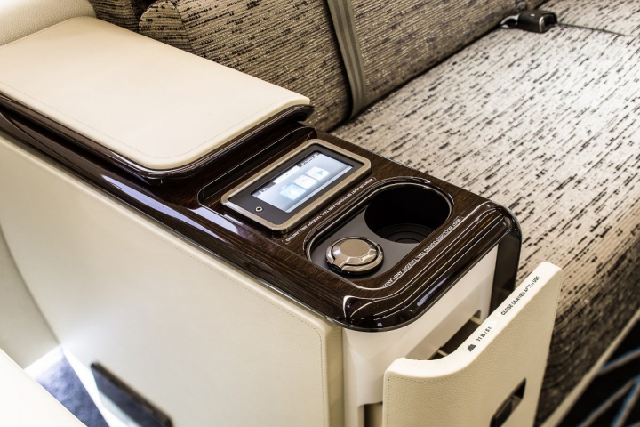 Jackie Chan şi-a cumpărat un avion în valoare de 20 de milioane de dolari (FOTOREPORT)