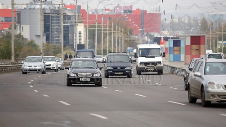 La un pas de tragedie. Ce a făcut un tânăr pe podul de la Viaduct