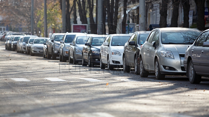 NESIMȚIRE: O bandă de circulație de pe o stradă din Capitală, blocată din cauza unui şofer (FOTO)