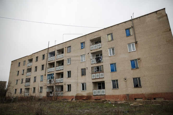 Oameni trişti şi case lăsate în paragină! Zeci de sate moldoveneşti, pe cale de dispariţie (FOTOREPORT)