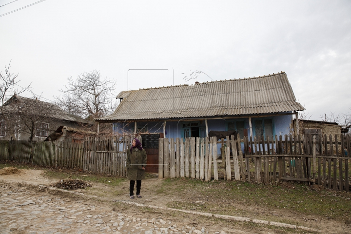 Oameni trişti şi case lăsate în paragină! Zeci de sate moldoveneşti, pe cale de dispariţie (FOTOREPORT)