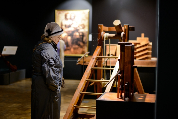 EXPOZIŢIE INEDITĂ la Chişinău! FOTOREPORT cu maşinile de război şi aparatele de zbor ale lui Da Vinci