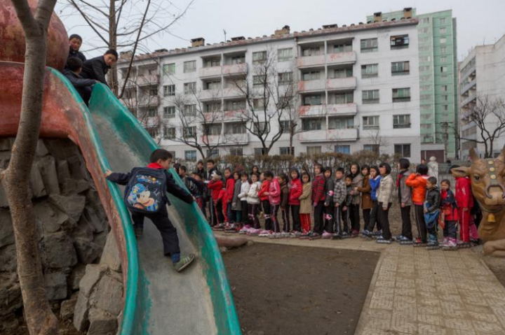 Descoperă care sunt condiţiile de viaţă şi cum se distrează copiii în Coreea de Nord (FOTO)