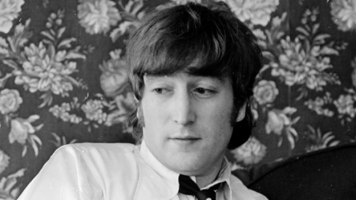 Febra The Beatles continuă! O șuviță din părul lui Lennon, vândută pentru o sumă record de bani