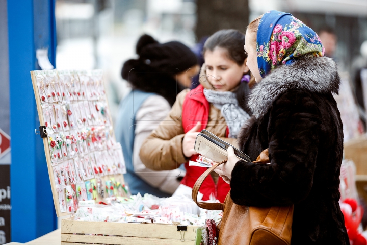 Mărţişoarele au împânzit Capitala. Alb şi roşu - simbolul primăverii, purităţii şi curajului (FOTOREPORT)