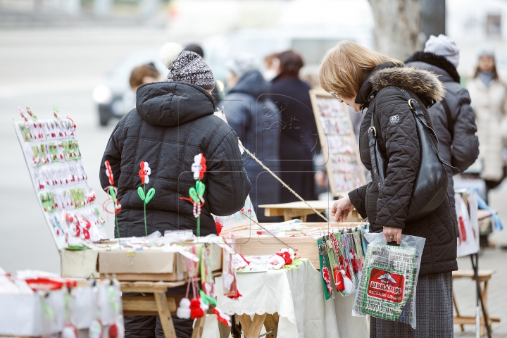 Mărţişoarele au împânzit Capitala. Alb şi roşu - simbolul primăverii, purităţii şi curajului (FOTOREPORT)