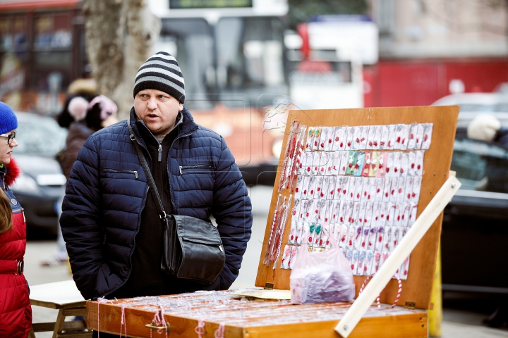 Mărţişoarele au împânzit Capitala. Alb şi roşu - simbolul primăverii, purităţii şi curajului (FOTOREPORT)