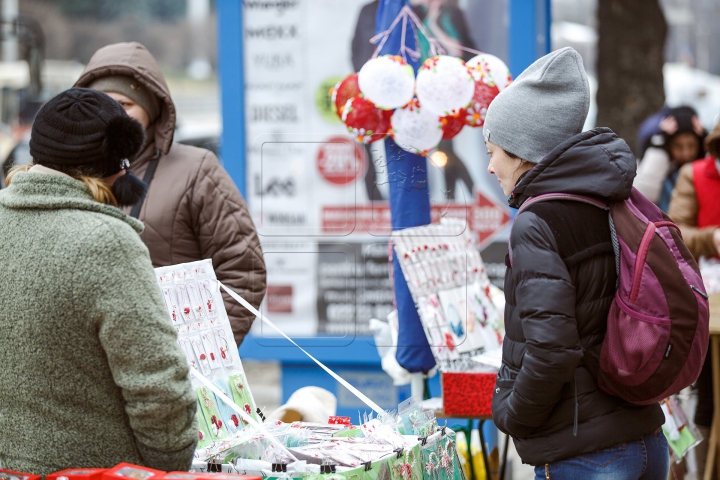 Mărţişoarele au împânzit Capitala. Alb şi roşu - simbolul primăverii, purităţii şi curajului (FOTOREPORT)