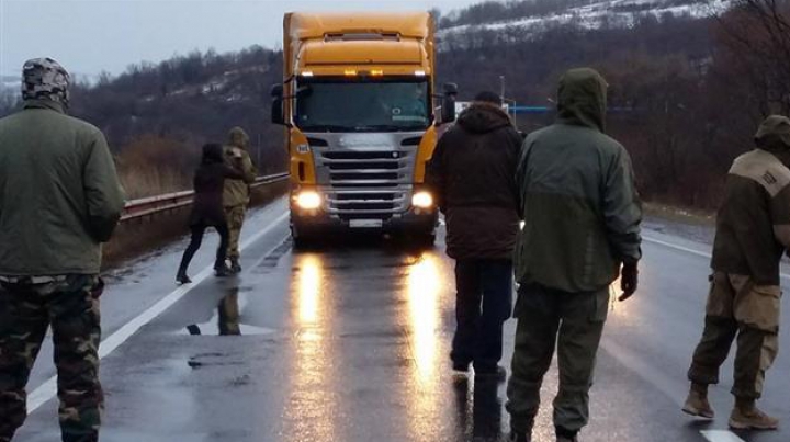 Ucrainenii au ieșit în stradă! Protestatarii au blocat TIR-urile rusești la intrările în țară