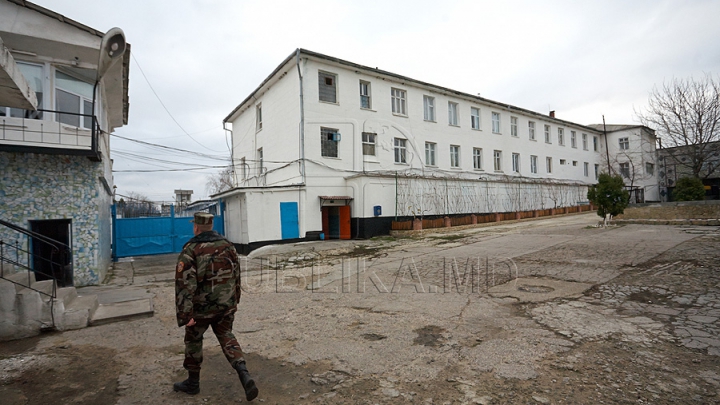 ILEGALITĂŢI la penitenciarele din ţară! Au fost aruncate peste zid obiecte interzise (FOTO)