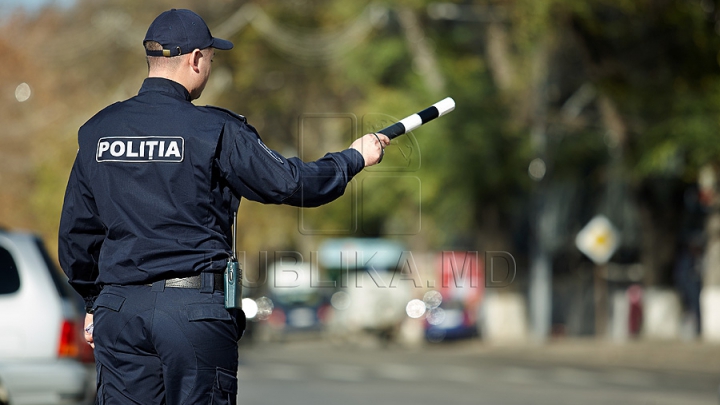 Cum să procedeze corect şoferii traşi pe dreapta. Sfaturile unui poliţist celebru