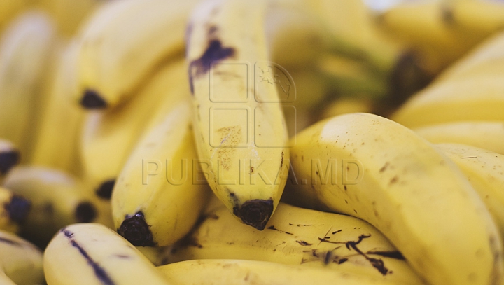 Nevoiţi să-şi părăsească casa, după ce au cumpărat banane de la supermarket. MOTIVUL E ULUITOR