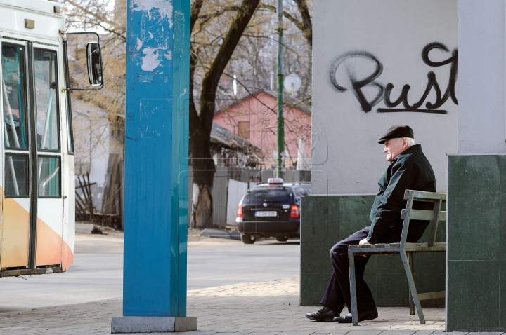 DEZASTRU! Reparații peste reparaţii la stațiile de așteptare vandalizate din Chișinău (FOTOREPORT)