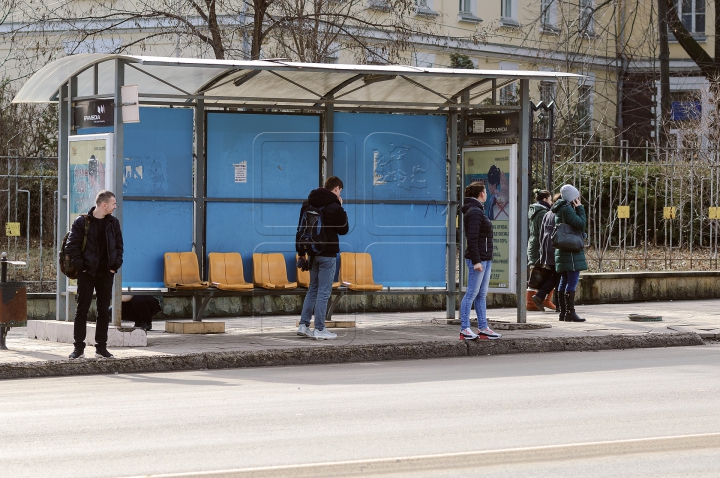 DEZASTRU! Reparații peste reparaţii la stațiile de așteptare vandalizate din Chișinău (FOTOREPORT)