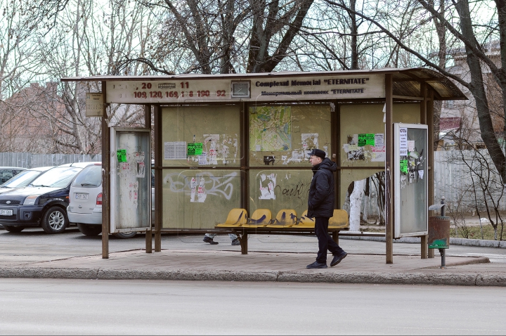 DEZASTRU! Reparații peste reparaţii la stațiile de așteptare vandalizate din Chișinău (FOTOREPORT)