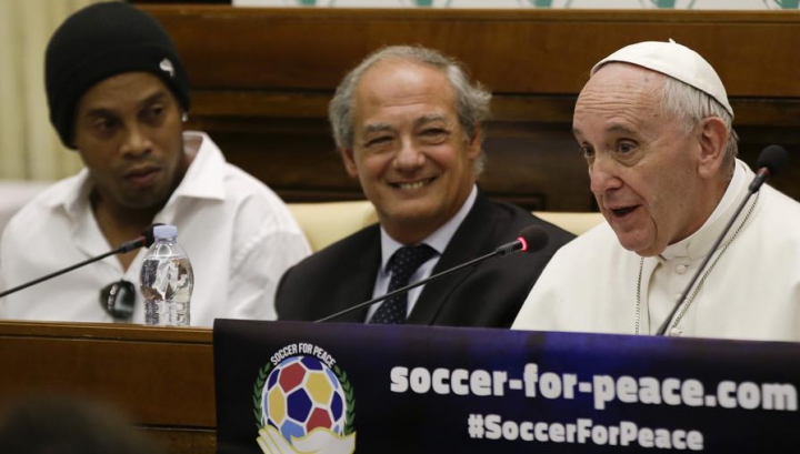 Papa Francisc și Ronaldinho au anunțat organizarea unui nou "Meci pentru pace"