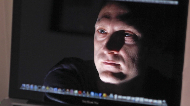 O tânără, spionată prin camera web a laptopului zile în şir. Era înregistrat absolut tot ce făcea (VIDEO)