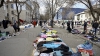 VIAŢĂ SECOND-HAND. Moldovenii, nevoiţi să strângă cureaua şi să îmbrace haine cumpărate la mâna a doua