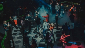 REVOLTĂTOR! Cum se distrează tinerii din Donețk într-un club aflat la câțiva km de câmpurile de luptă