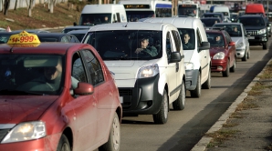 Pentru un oraș mai curat! AMENZI USTURĂTOARE pentru șoferii care aruncă gunoi peste geamul mașinii