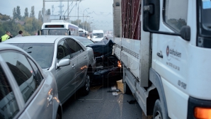 ACCIDENT rutier la Buiucani. Un microbuz de linie a fost lovit din spate