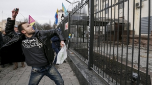 Libertate pentru Nadia! Activişti ucraineni AU ARUNCAT CU OUĂ în ambasada Rusiei la Kiev