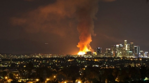 Incendiu de PROPORȚII într-un centru comercial din Los Angeles! Peste 100 de pompieri au intervenit
