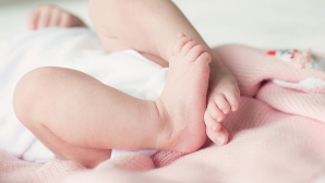 ÎNSPĂIMÂNTĂTOR! O mamă şi-a aruncat bebeluşul în toaletă și a tras apa. E surprinzător ce a urmat