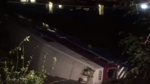 Un tren de pasageri a deraiat şi un vagon a căzut într-un râu: Cel puţin 14 persoane au fost rănite (VIDEO)
