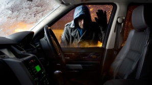 Prins în flagrant. Un bărbat s-a luat la harță cu hoțul care i-a furat oglinda de la mașină (VIDEO)