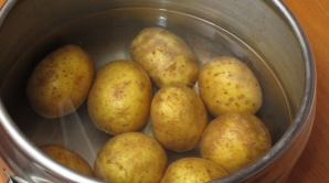 Nu arunca apa după ce ai fiert cartofii! Vei rămâne surprins la ce e folositoare