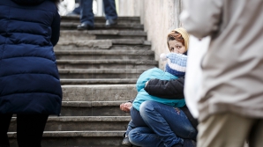 Prunci în braţe pentru a provoca milă. Cât de sinceri sunt cerşetorii de la intersecţiile Chişinăului