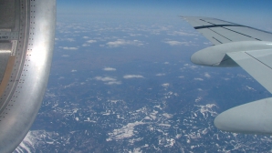 Bronz nociv la înălţime! Geamul avionului nu ne protejează de razele ultraviolete (VIDEO)