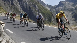 Un biciclist se află în stare gravă după ce a suferit o căzătură în timpul cursei Paris-Roubaix