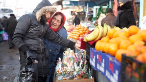 SCANDAL la Inspectoratul de poliție Centru! Comercianții stradali s-au luat la harță cu polițiștii 