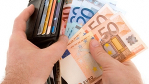 Tu ai proceda la fel? REACŢIA a doi soţi atunci când au găsit un portmoneu cu 6.000 de euro