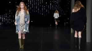 Săptămâna Modei de la Paris: Casa Rochas a prezentat ţinute elegante și romantice