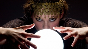 O "vrăjitoare" din Basarabeasca, REŢINUTĂ pentru că a convins o femeie s-o izbăvească de farmece