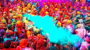 Festival plin de culoare în India. Străzile din mai multe orașe au fost invadate de oameni