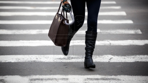 O femeie a fost lovită mortal de un automobil, în timp ce traversa strada neregulamentar