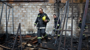 INCENDIU într-o locuință din Capitală! Un bărbat, imobilizat la pat, a ars de viu