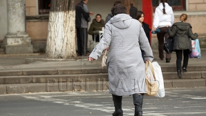 Moldova are SUPER-FEMEI! Merg la serviciu, au grijă de copii şi îndeplinesc cele mai grele munci