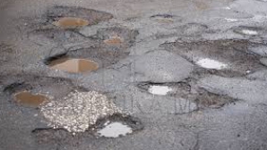 NO COMMENT! Nu o să crezi ce au pățit mai mulți localnici pentru că au asfaltat un drum plin de gropi