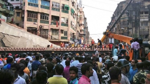 Un pod s-a prăbuşit în India. Zeci de morţi, sute de răniţi